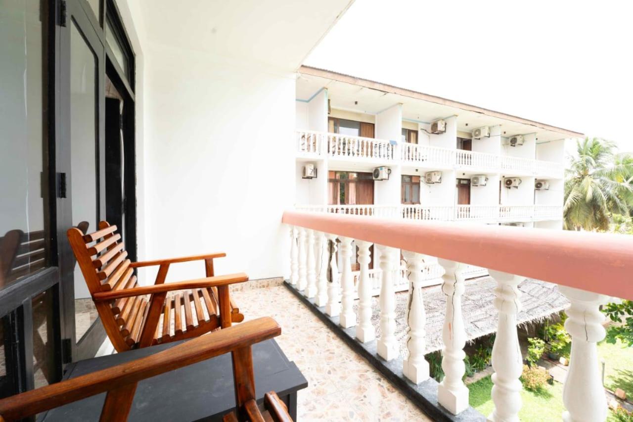 Topaz Beach Hotel Negombo Exterior photo