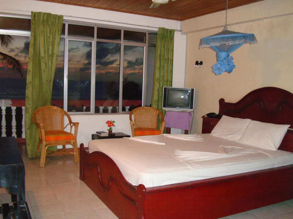 Topaz Beach Hotel Negombo Exterior photo