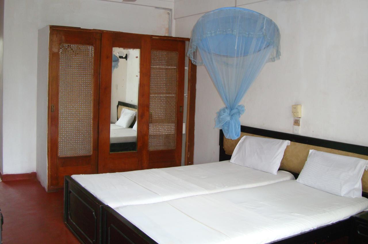 Topaz Beach Hotel Negombo Exterior photo